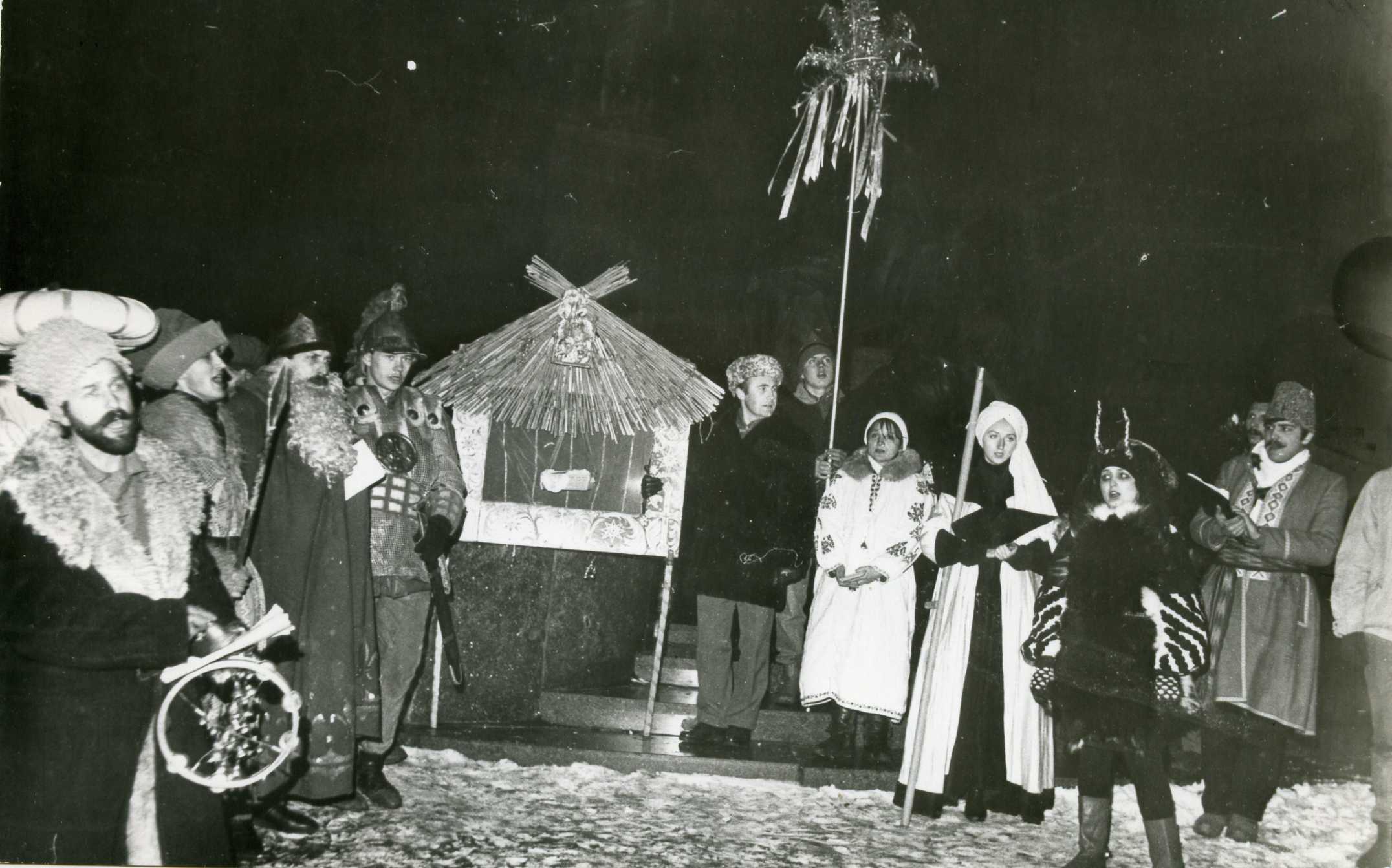 Разом з учасниками традиційного Вертепного дійства (Харків, 1990 р. )
