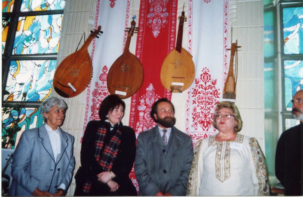 Під час Другого Огляду автентичного виконавства на традиційних кобзарських інструментах (Харків, 2000 р.)