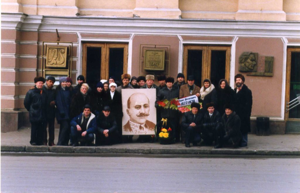 З колективом Гуцульського театру біля театру Шевченка (Харків, 2002)